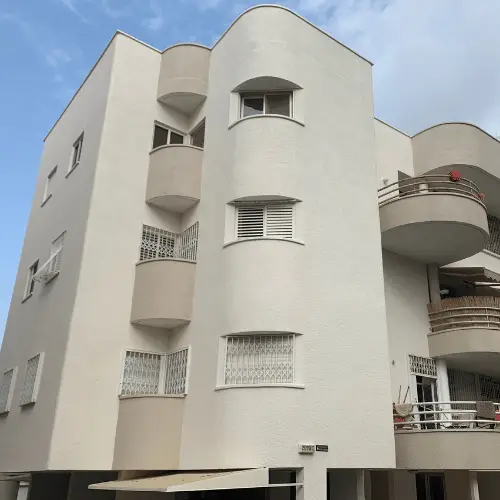אותו בניין אחרי איטום וחידוש המעטפת החיצונית בסנפלינג — פרויקט 1 של הרמטיקו: חזית נקייה ואחידה