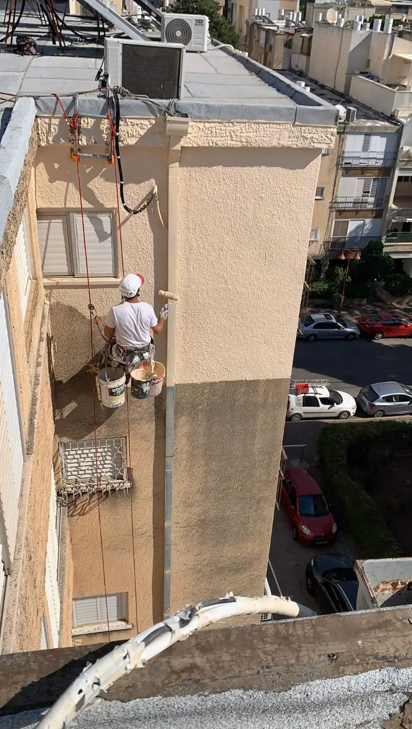 שני גולשי סנפלינג של הרמטיקו מחדשים קיר חיצוני של בניין מגורים