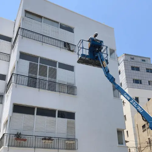 אותו בניין אחרי איטום וחידוש המעטפת החיצונית בסנפלינג — פרויקט 2 של הרמטיקו: חזית נקייה ואחידה