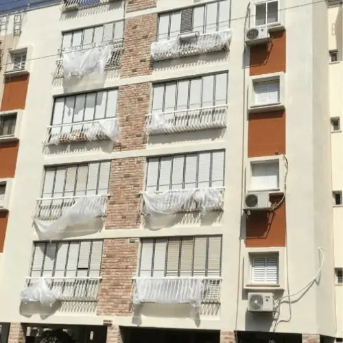 אותו בניין אחרי איטום וחידוש המעטפת החיצונית בסנפלינג — פרויקט 3 של הרמטיקו: חזית נקייה ואחידה